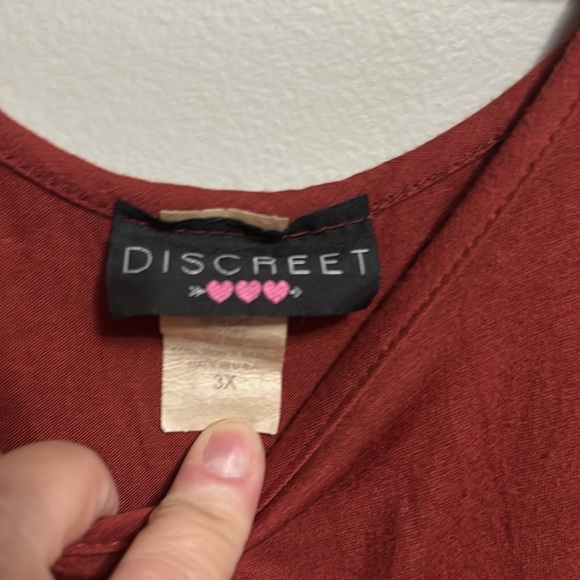 Discreet rust colored top with lace trim 3X - Picture 2 of 3